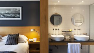 Habitación de dos ambientes con vista al lago. | Hotel Panamericano